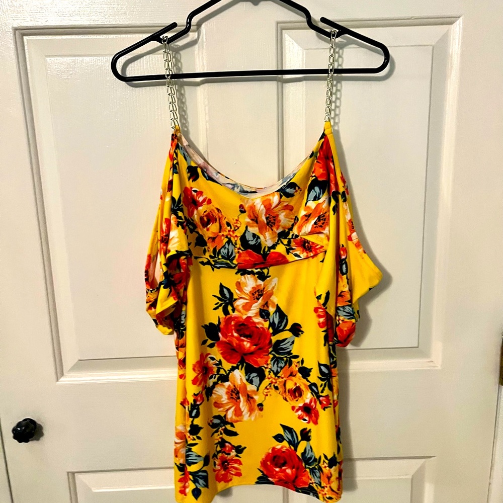 Beautiful, Sexy, cold shoulder Floral top!